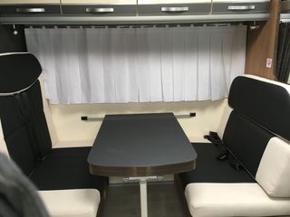 Wohnmobil mit Alkoven - Sitzecke