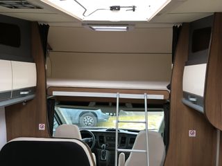 Wohnmobil mit Alkoven -  Bett oben