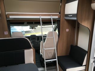 Wohnmobil mit Alkoven - Leiter zu oberem Bett